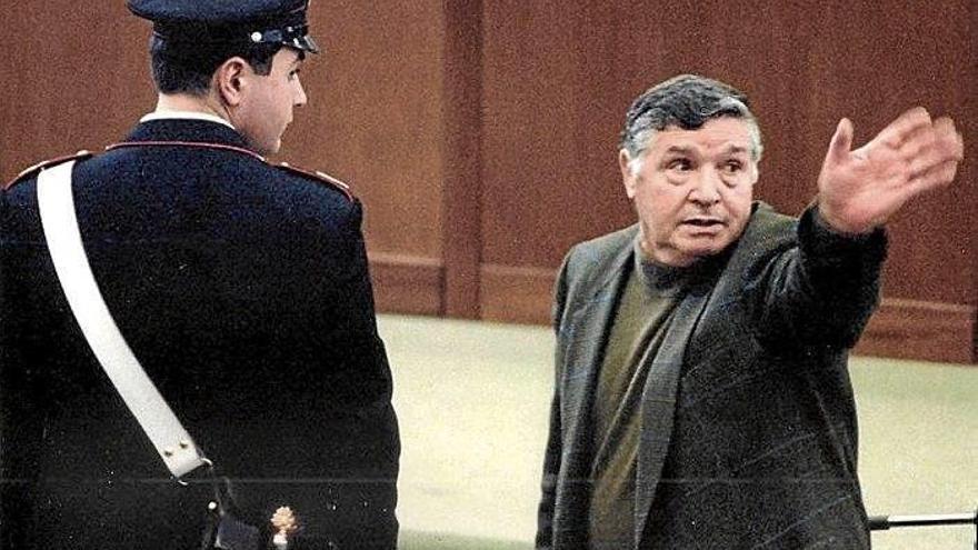 Totò Riina, en un juicio junto a un carabinieri.