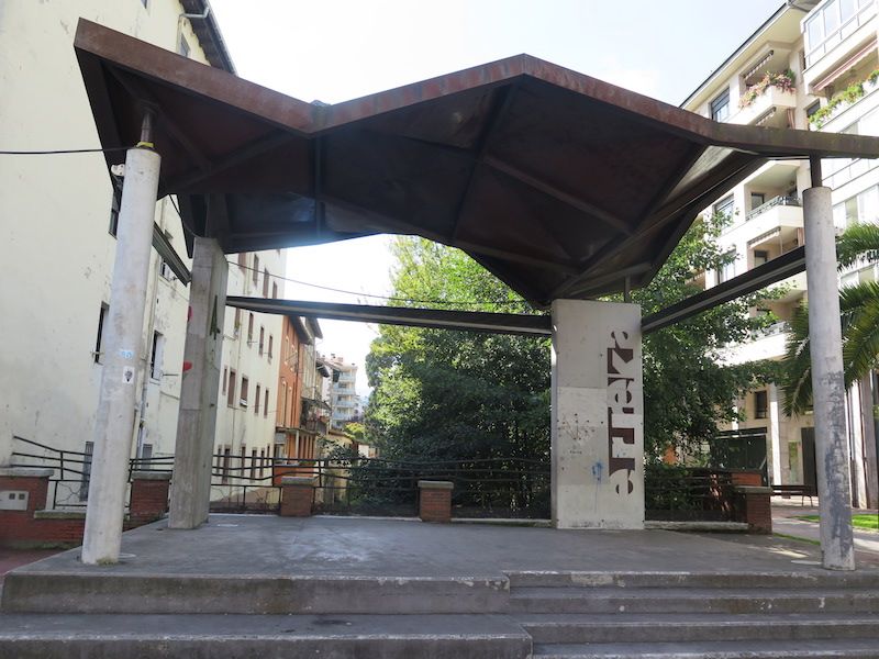 El escenario Erreka, construido sobre el río.