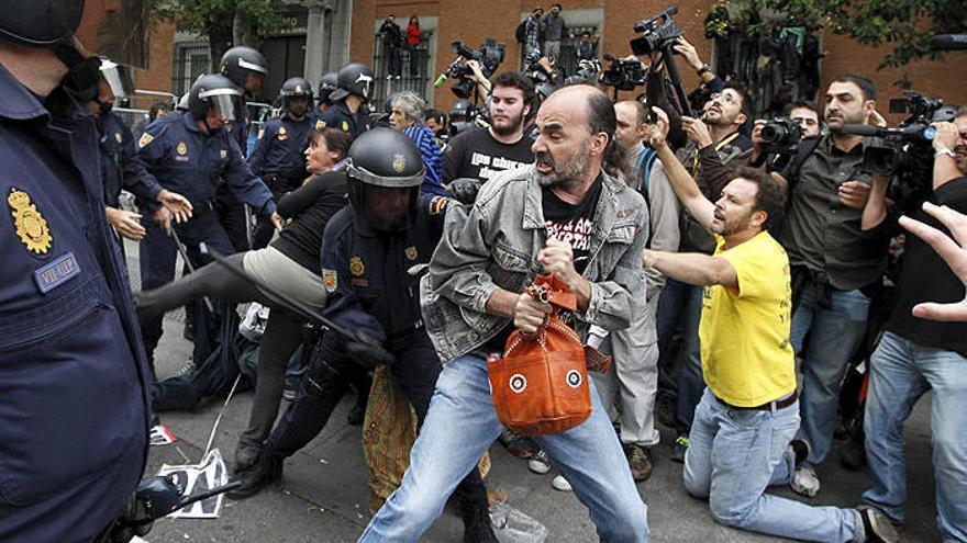 Efectivos de la Policía Nacional cargan en la plaza de Neptuno contra varios de los manifestantes.