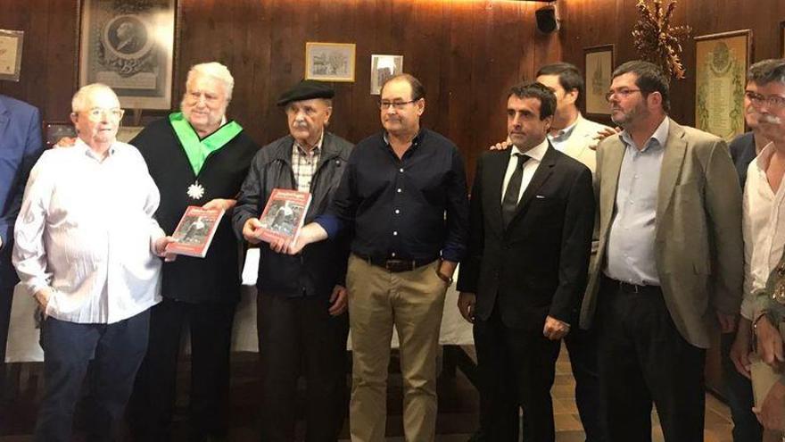 Presentación del libro en el que el escritor Fernando Sánchez glosa la figura de Juan José Lapitz.