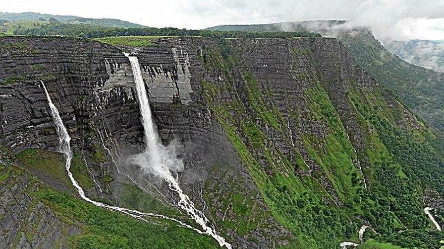 Salto del Nervión, lugar de nacimiento del principal río de Bizkaia, que arranca en este espectacular paraje de la localidad alavesa de Orduña.