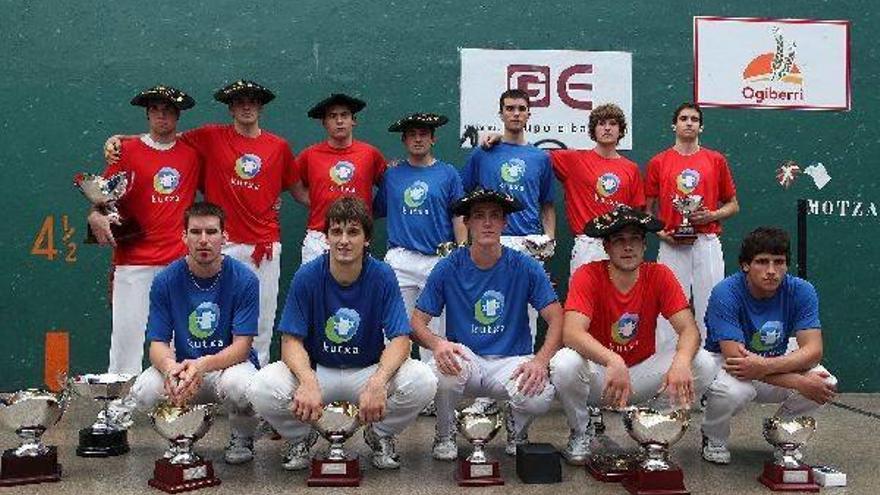 Los participantes en las finales del Antiguo posan tras los partidos