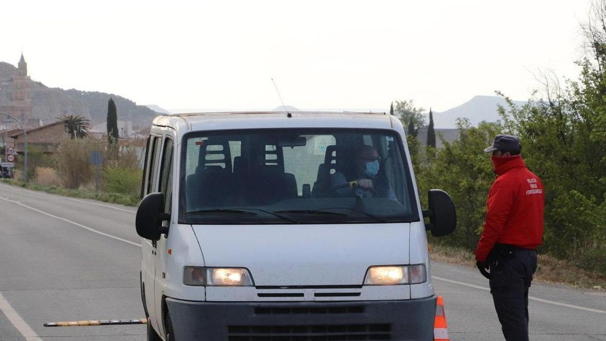 Agentes de la Policía Foral durante un control en Arguedas.