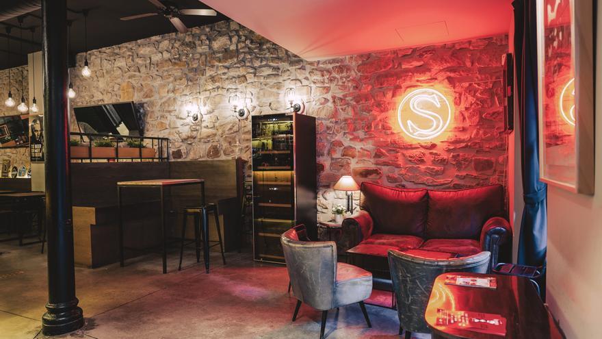 Potear, comer o relajarse en torno a la cerveza artesana en el Singular de Bilbao