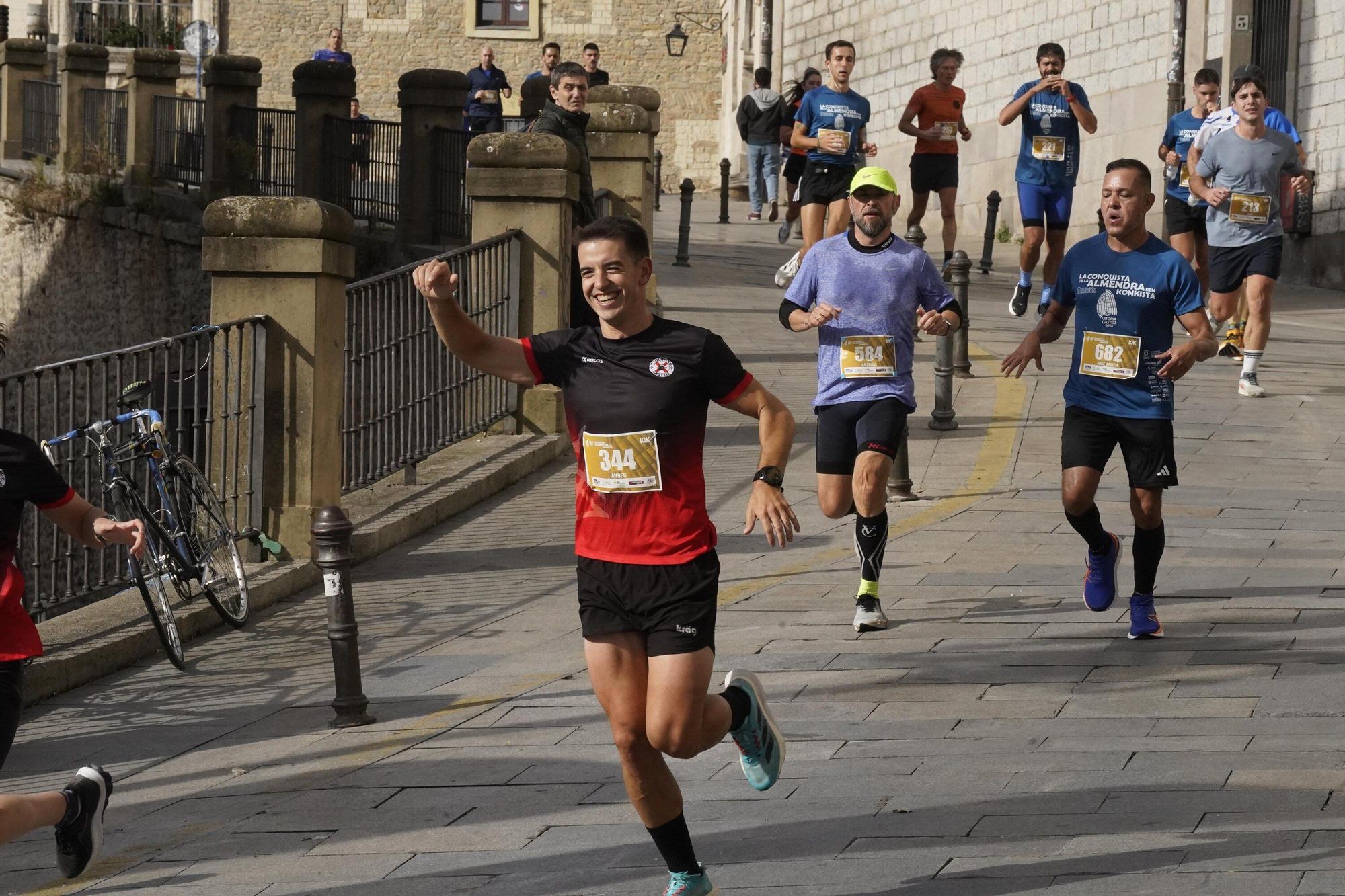 En imágenes: Miles de personas conquistan la Almendra de Gasteiz