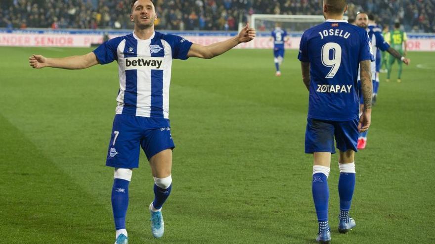 Lucas Pérez (izquierda) y “Joselu” Mato (derecha y de espaldas), en un encuentro con el Deportivo Alavés en Mendizorroza