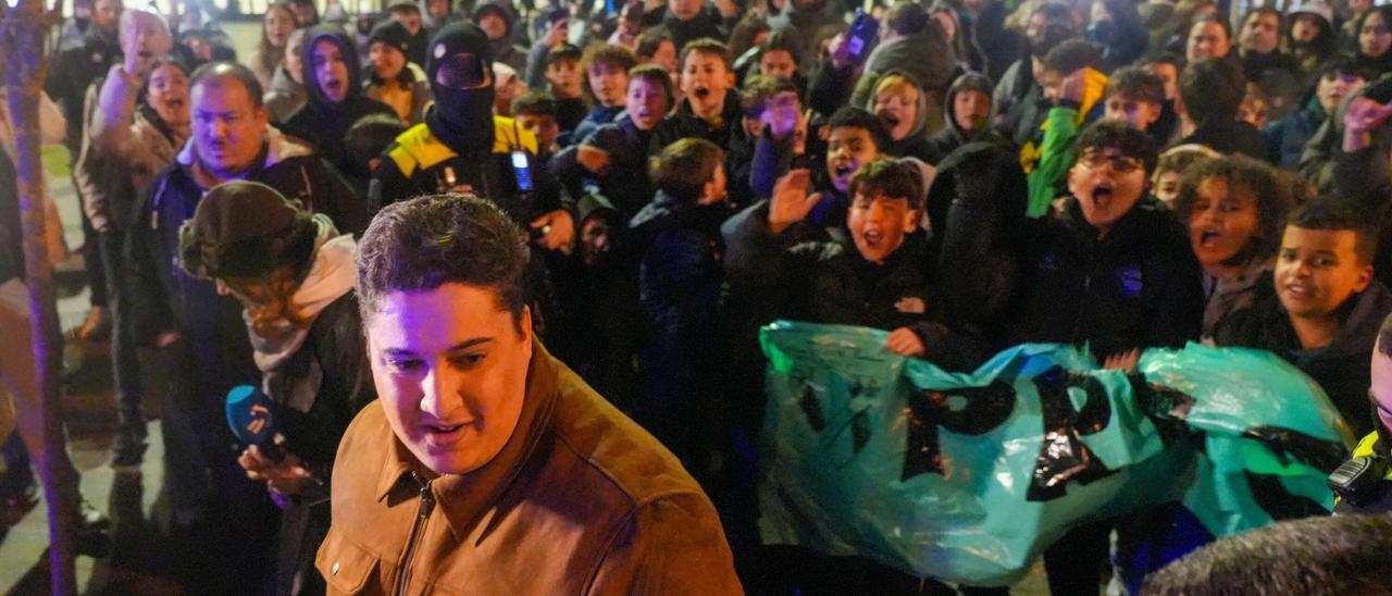 VÍDEO: Escrache de las familias al presidente del Lakua