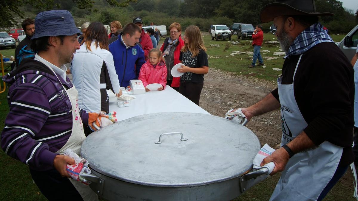 La paella de Rakatapla nunca falta por San Vitores en Sierra Salvada