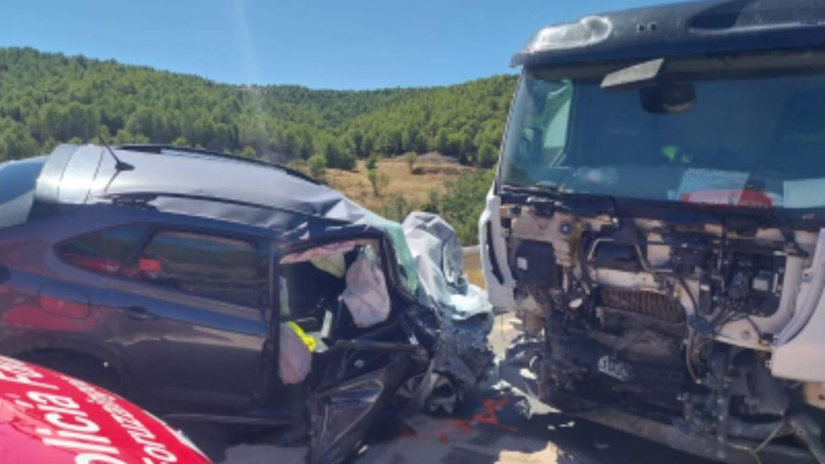 El turismo y el camión implicados en el accidente en la N-113, en el término de Fitero.