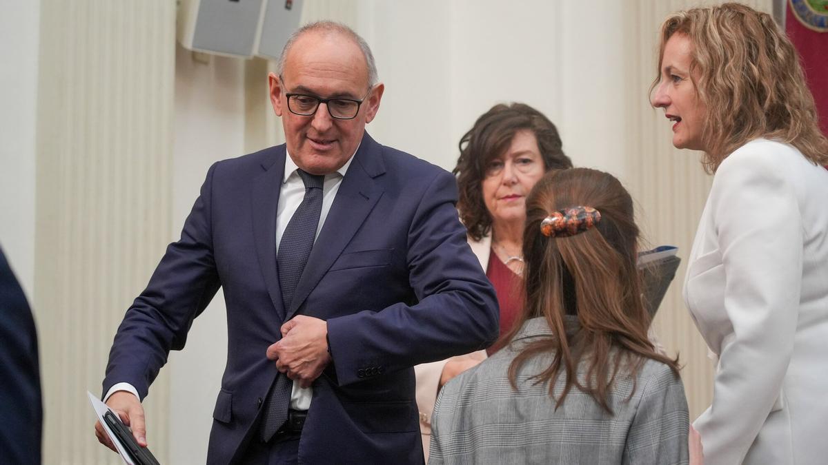 El diputado general, Ramiro González, junto a sus compañeras de ejecutivo Itziar Gonzalo -detrás- y Cristina González -derecha-.