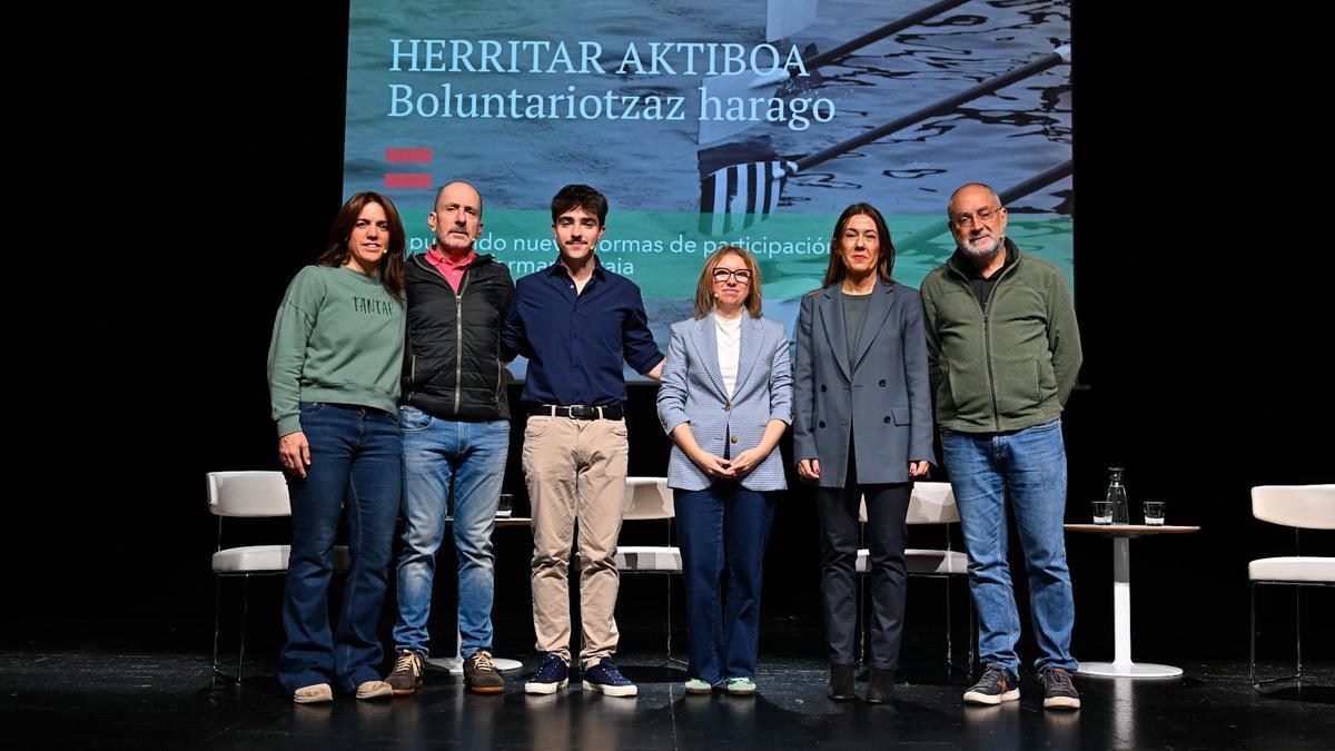 Iratxe de Lara, cofundadora de Tantak; Iosu Martínez, cofundador de la Comunidad B-Norte; Endika Orbegozo, representante de Equipo Europa; Nora Sarasola, directora de Obra Social de BBK; Johana Etxezarraga, de BizkaiaGara; y Alfons Cornella, director del estudio