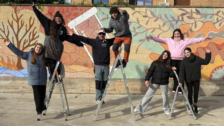 Algunos de los voluntarios que colaboraron en la realización del mural.
