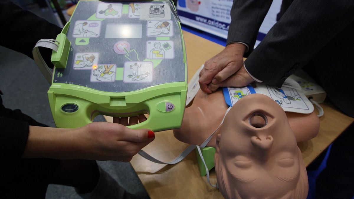 Prácticas para hacer un correcto uso del desfibrilador, un elemento clave en situaciones de emergencia por parada cardiorrespiratoria.