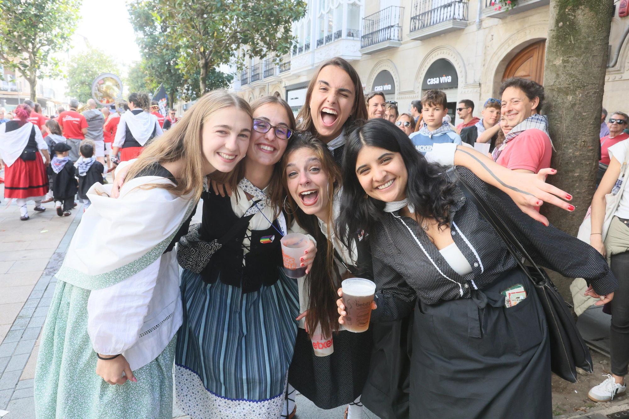 En imágenes: Blusas y neskas desfilan en una kalejira por Santiago
