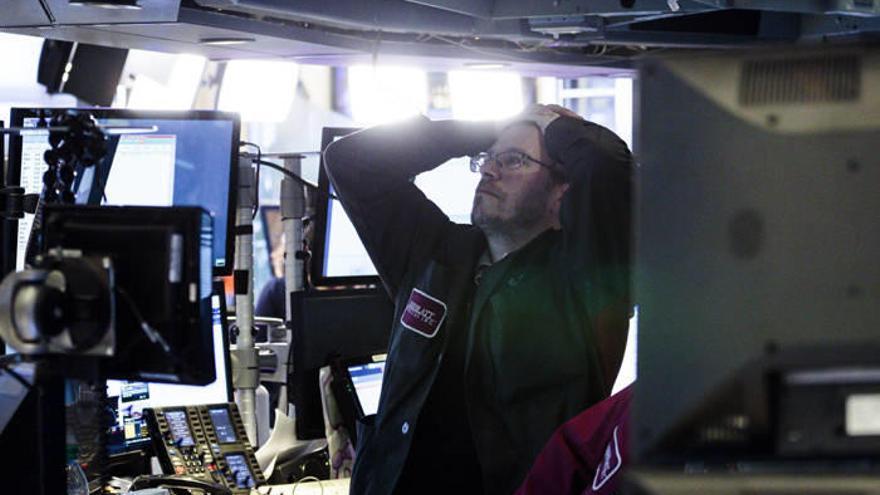 Las bolsas sufren importantes caídas arrastradas por Wall Street