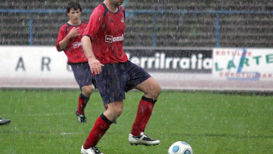 Un jugador del primer equipo del Aurrera de Ondarroa controla el balón. Foto: DEIA