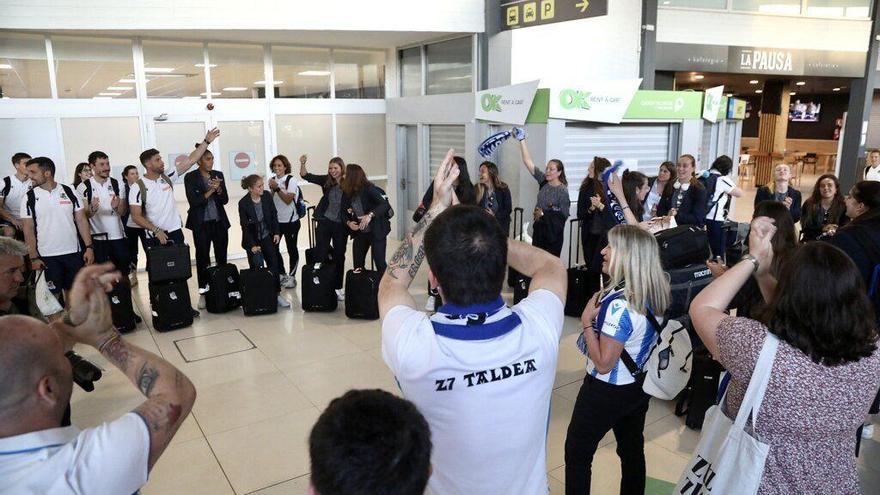 Las jugadoras fueron recibidas por un grupo de aficionados a su llegada al aeropuerto de Hondarribia