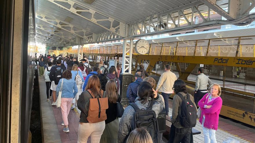 Viajeros desconcertados en Vitoria ante los retrasos continuados de Renfe