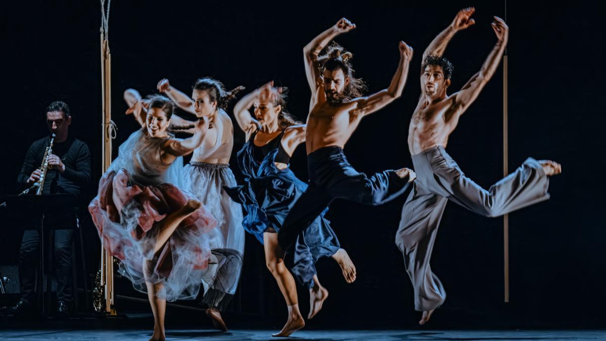 Bailarines de la compañía David Coria en distintos momentos de la representación del espectáculo ‘Los bailes robados’.