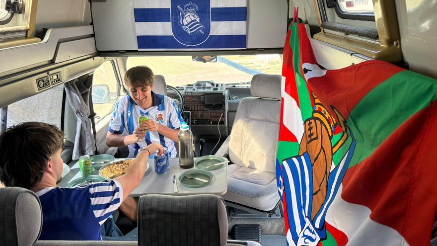 La autopista es txuri-urdin rumbo a Sevilla: historia de un viaje en autocaravana a la final de Copa