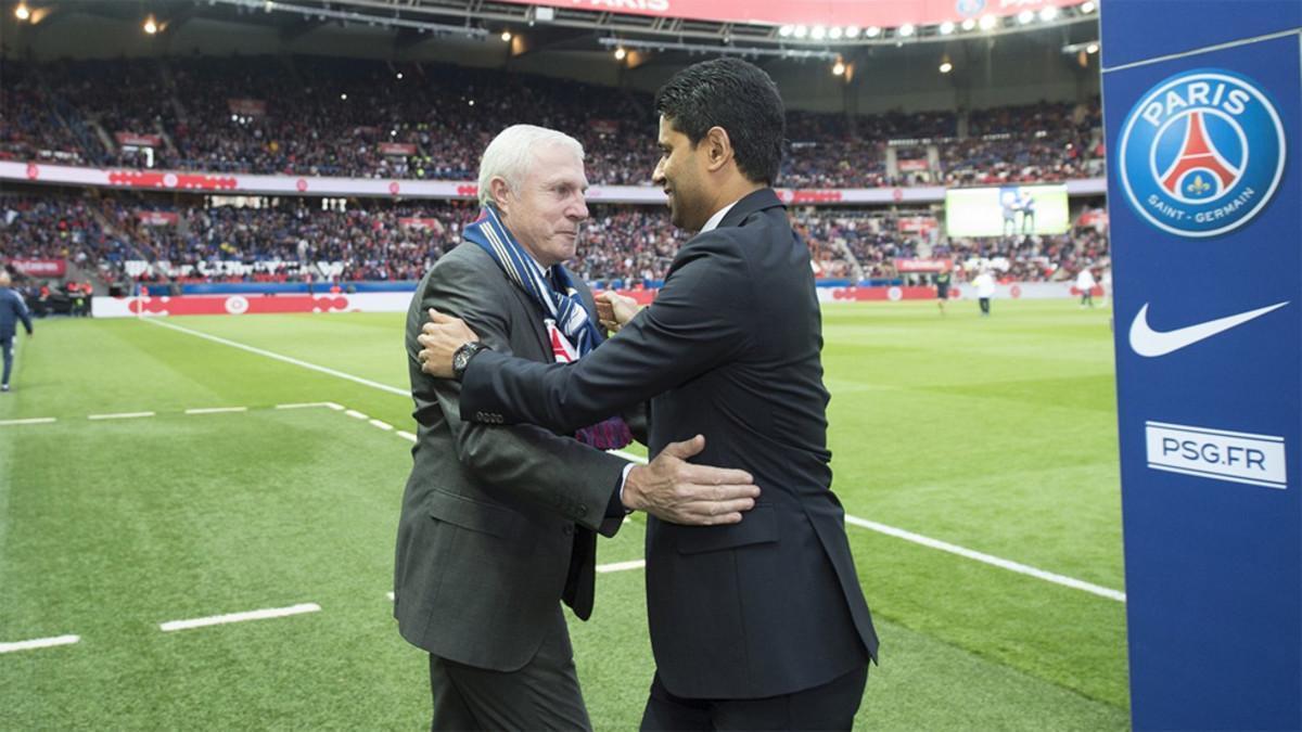 Nasser Al-Khelaifi, presidente del PSG, felicita a Luis Fernández en un homenaje en el Parque de los Príncipes