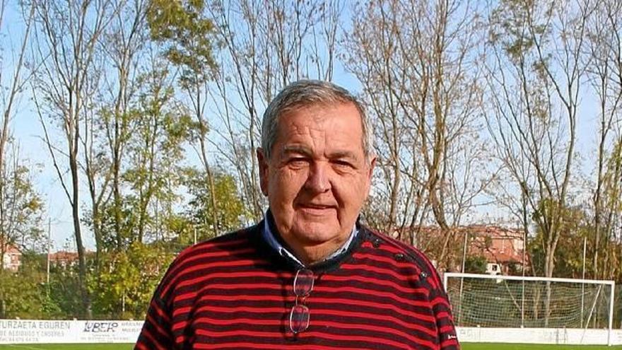 Cefe Amarika, sobre el terreno de juego de Urko que él impulsó como presidente del Ugeraga.Foto: Carlos Zárate