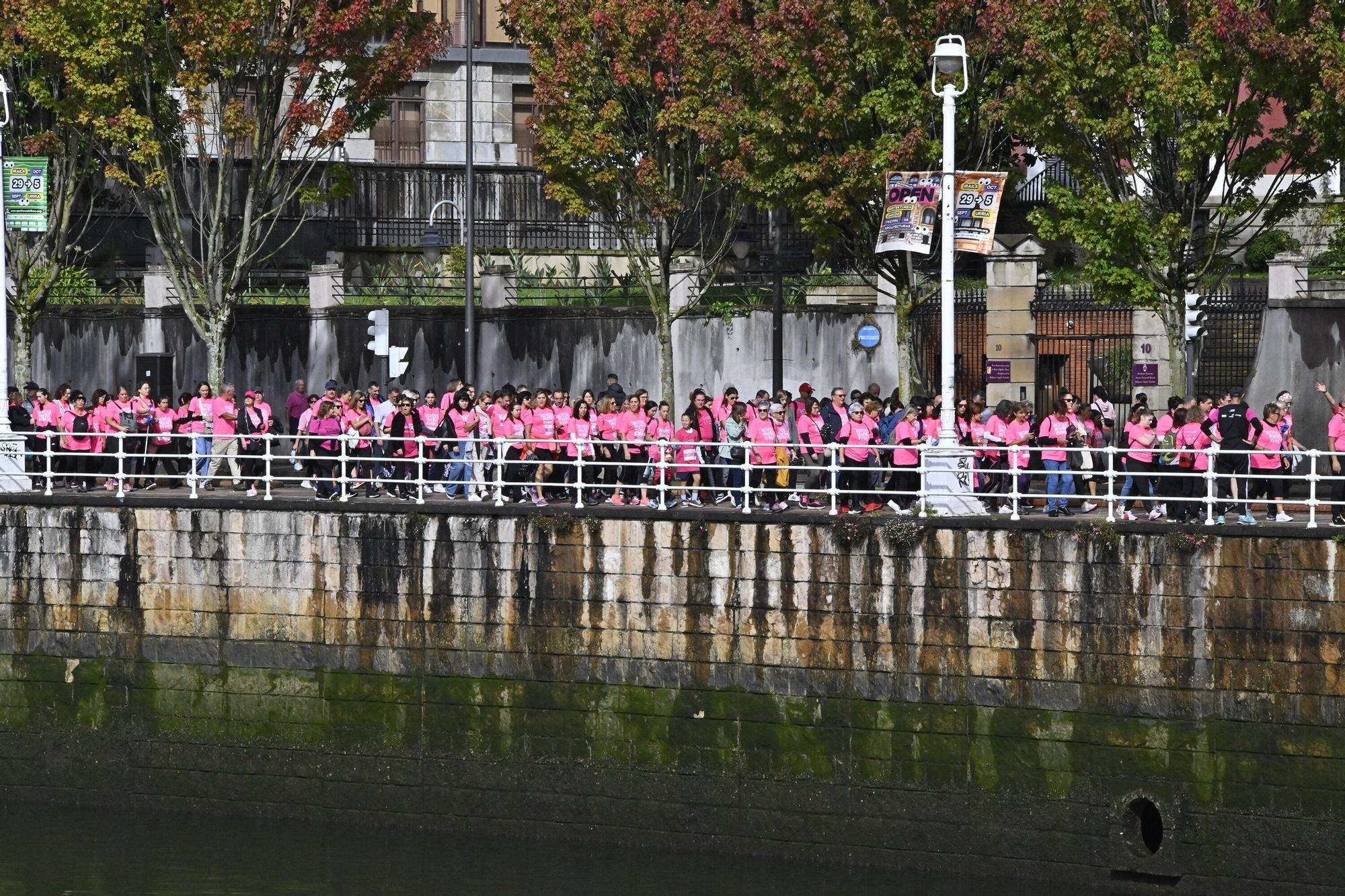 En imágenes: los paraguas tiñen la marea rosa de Bilbao