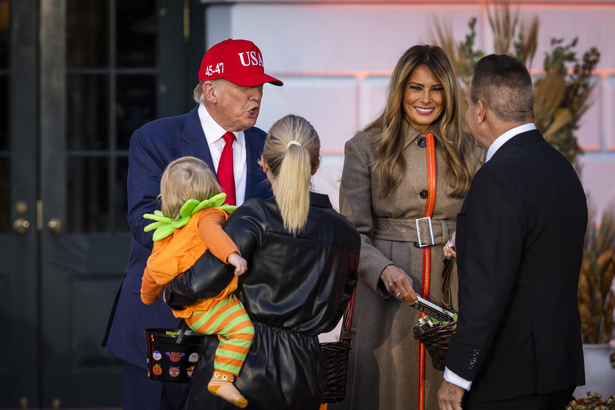 Melania y Trump se rinden ante Halloween: dulces, niños y calabazas en la Casa Blanca