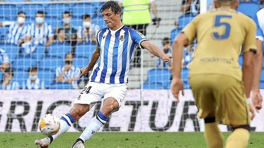 Robin Le Normand golpea el balón en presencia de Radoja en un lance del partido del sábado ante el Levante.