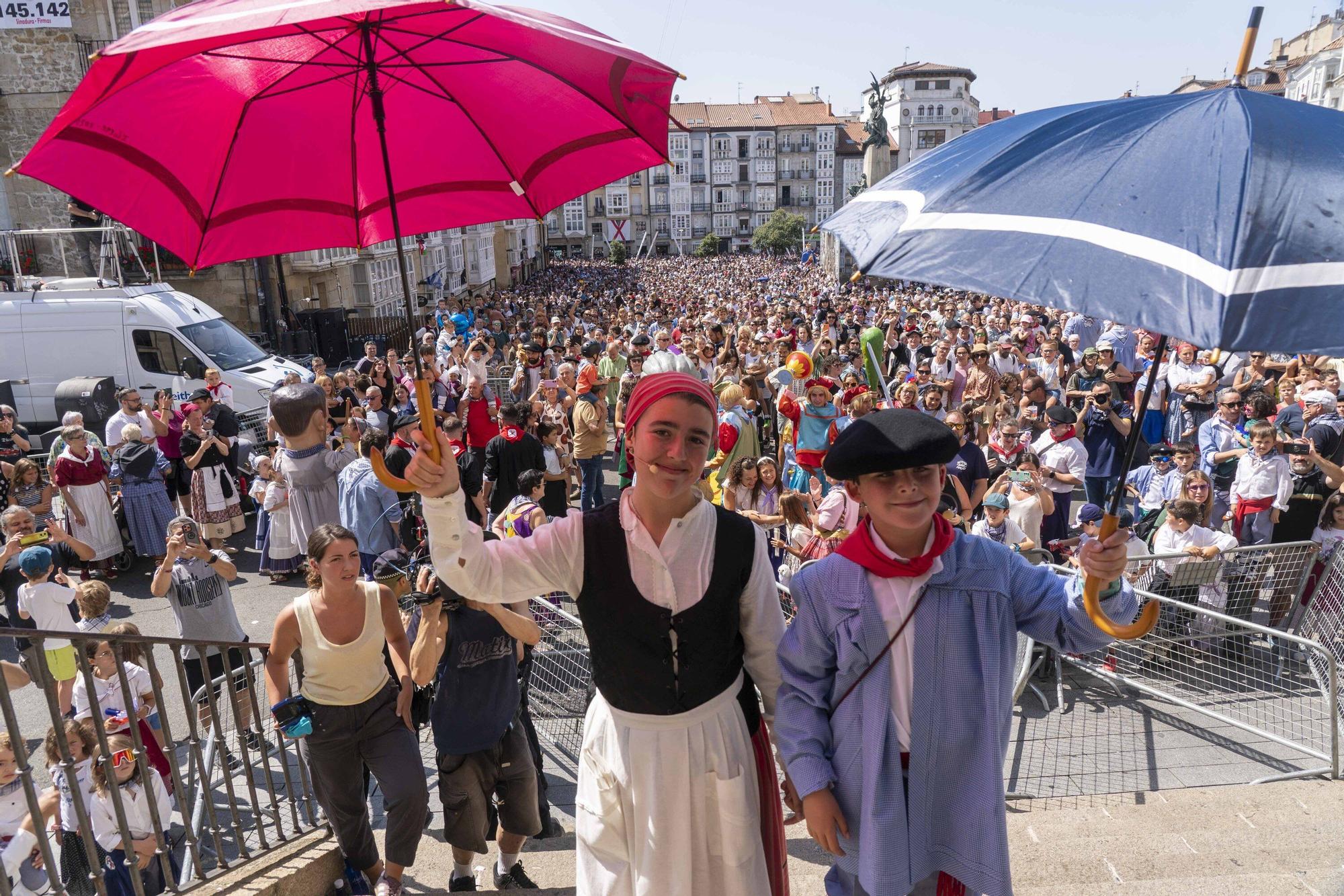 En imágenes: Edurne y Celedón Txiki abarrotan un año más la plaza de la Virgen Blanca