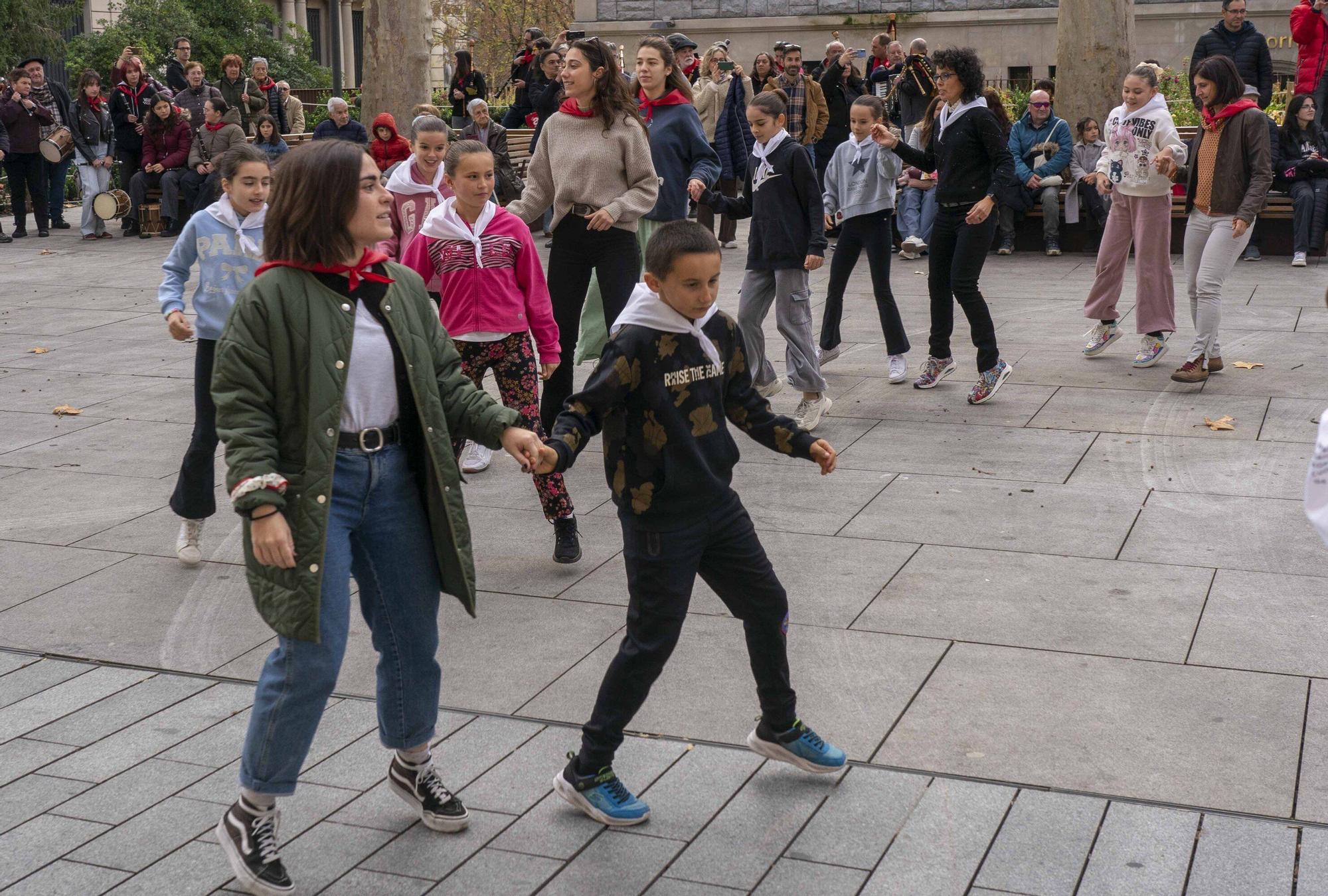 En imágenes: Kalejira por el centro de Vitoria del Aintzina Folk