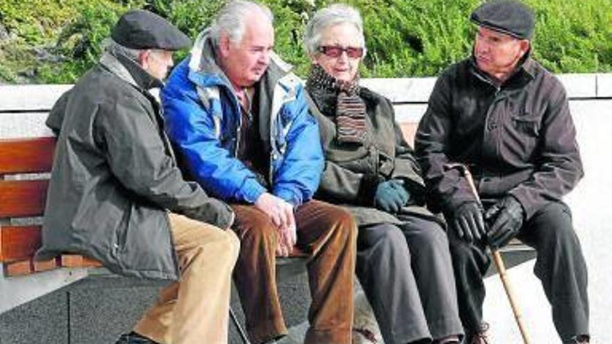 Un grupo de ancianos sentados en un banco.