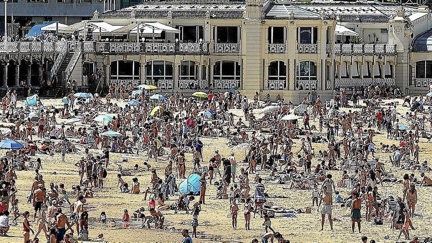 Las altas temperaturas provocaron que ayer la playa de La Concha registrara una numerosa presencia de usuarios. Foto: Gorka Estrada