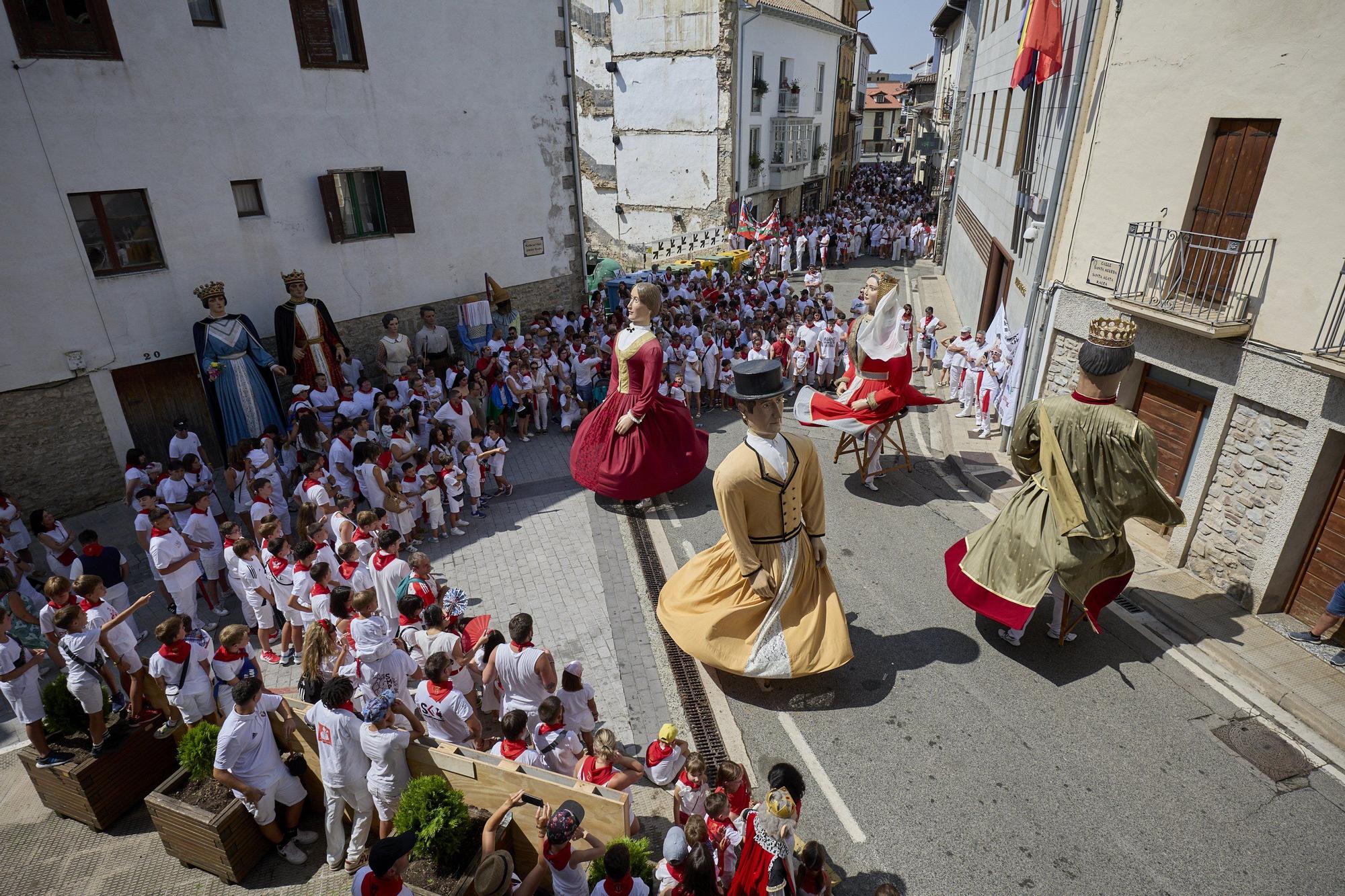 Fotos del chupinazo de fiestas de Aoiz 2025