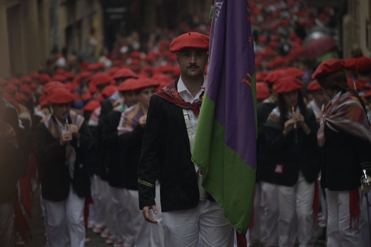 La compañía Jaizkibel desfila en Hondarribia