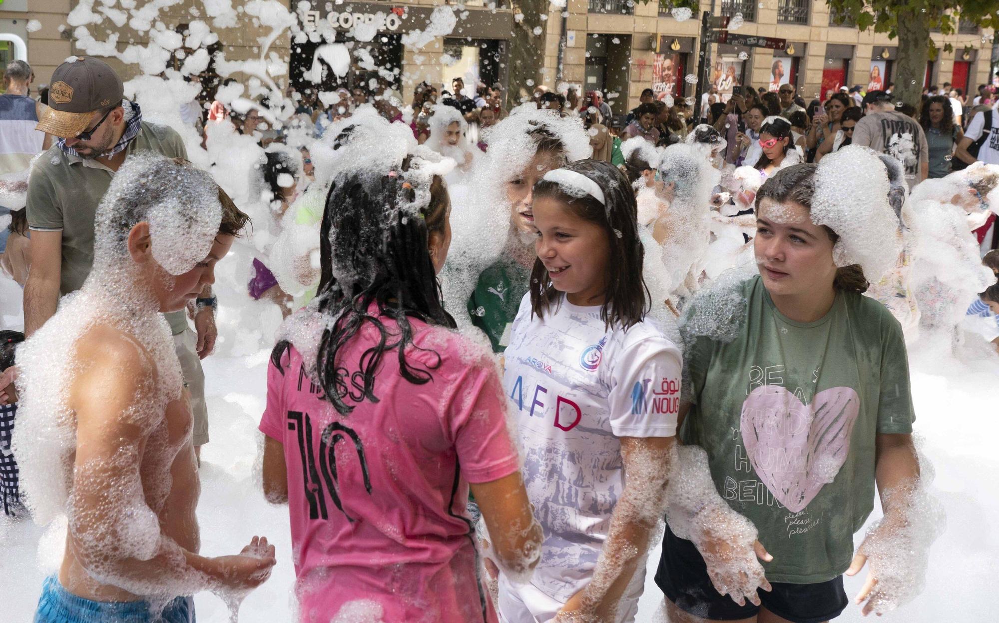 En imágenes: ¡Un baño de espuma refresca a los más txikis!