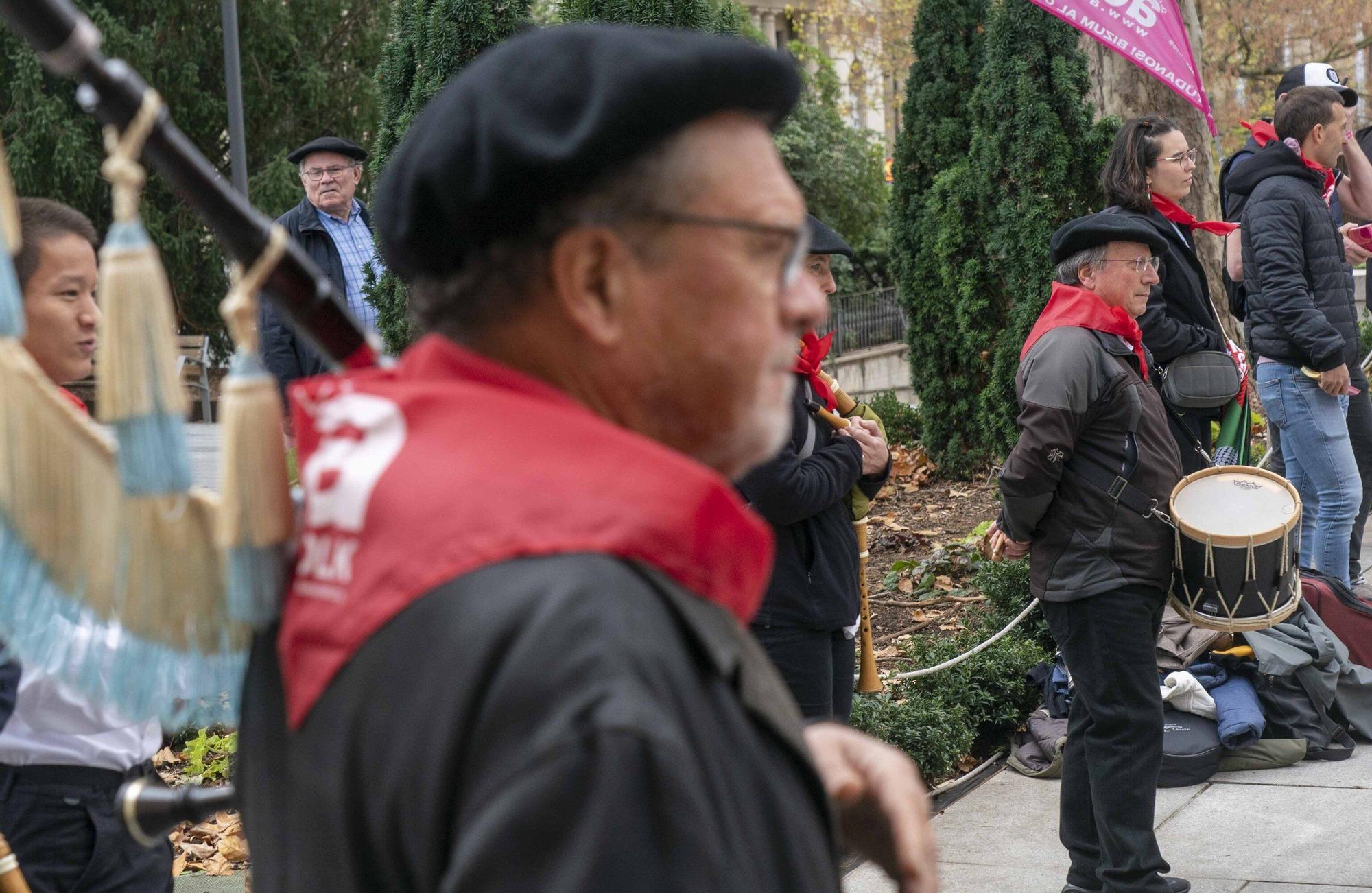 En imágenes: Kalejira por el centro de Vitoria del Aintzina Folk