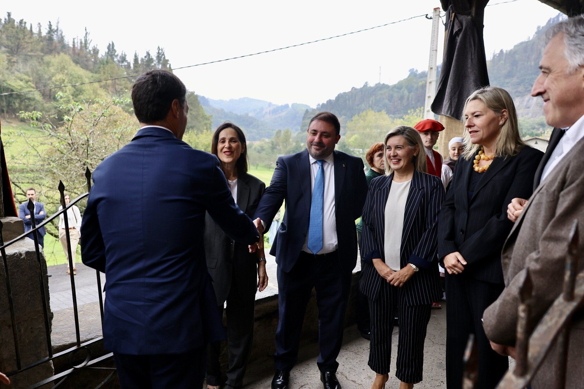 El lehendakari, Imanol Pradales, saluda a los existentes al Pleno Extraordinario en Altzo