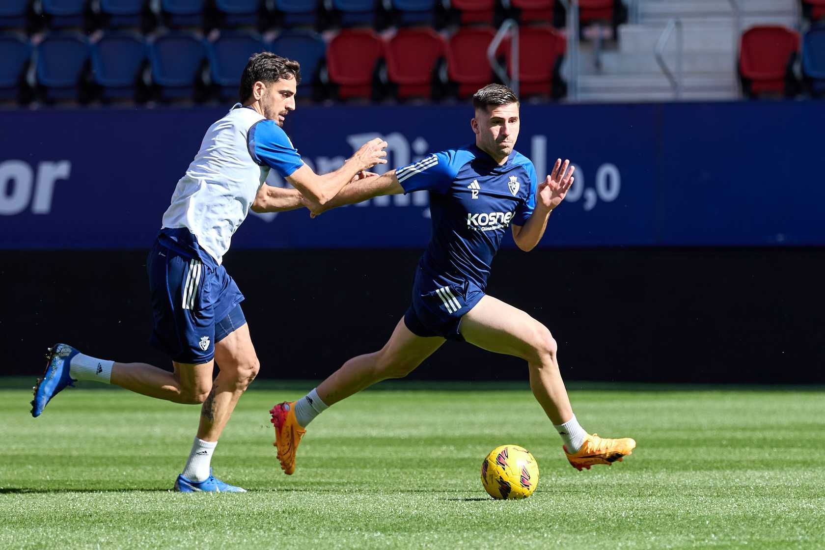 Osasuna se ejercita en El Sadar un día antes de recibir al Valencia