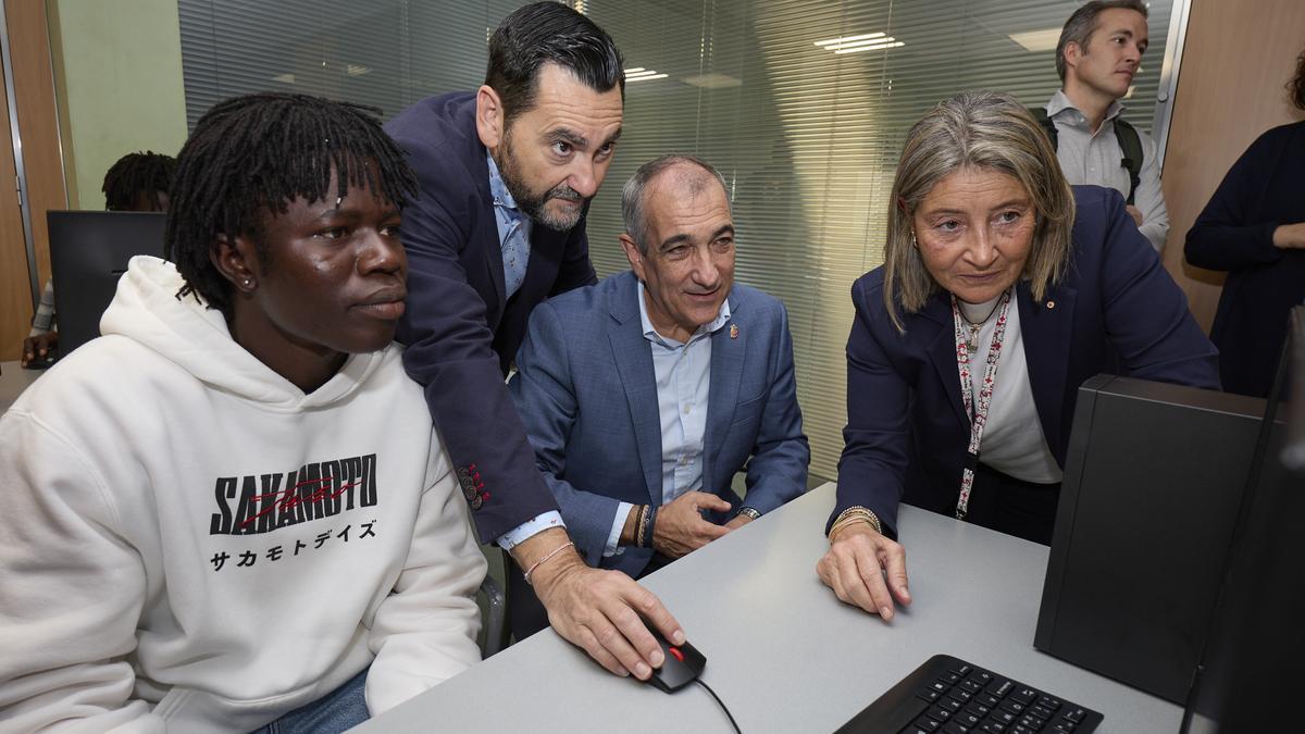 El consejero Chivite y el director general de Administración Local y Despoblación, Jesús Mª Rodríguez, con uno de los alumnos del programa Kliko