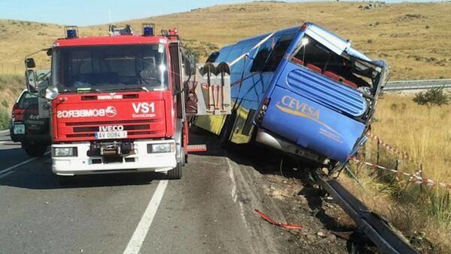 El autobús siniestrado, atendido por bomberos y policía.