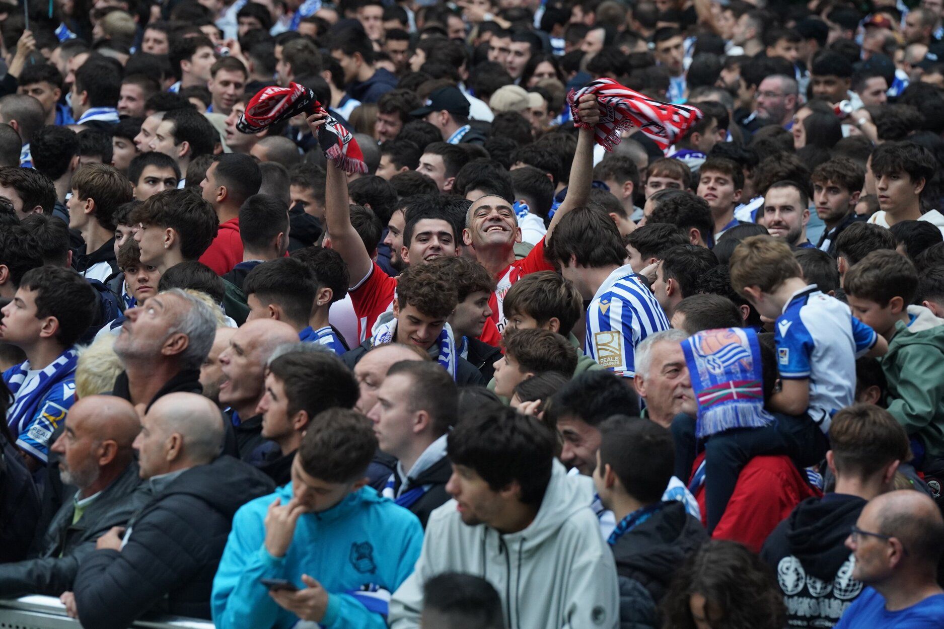 Recibimiento antes del derbi
