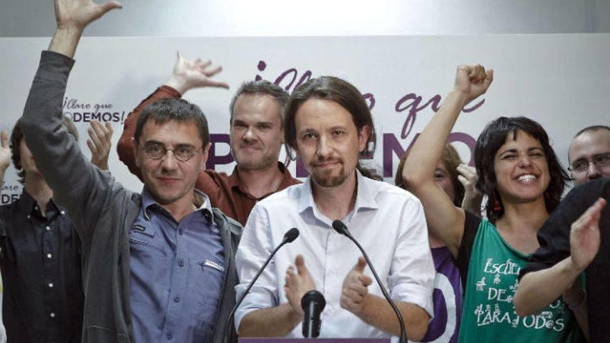Iglesias, acompañado por Monedero y otros miembros y simpatizantes de Podemos.