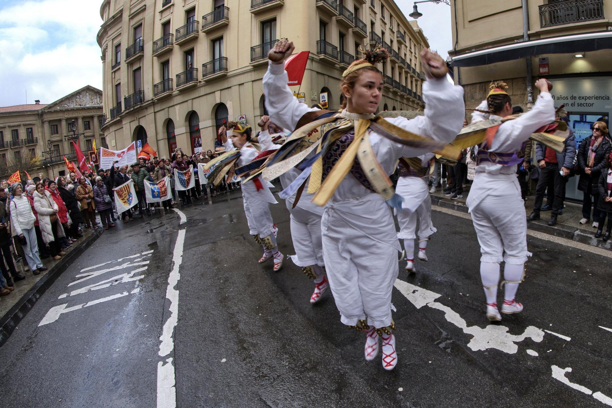 Fotos del homenaje a la estatua que corona el monumento que se erigió hace más de 100 años recordando la lucha popular en el Día de Navarra