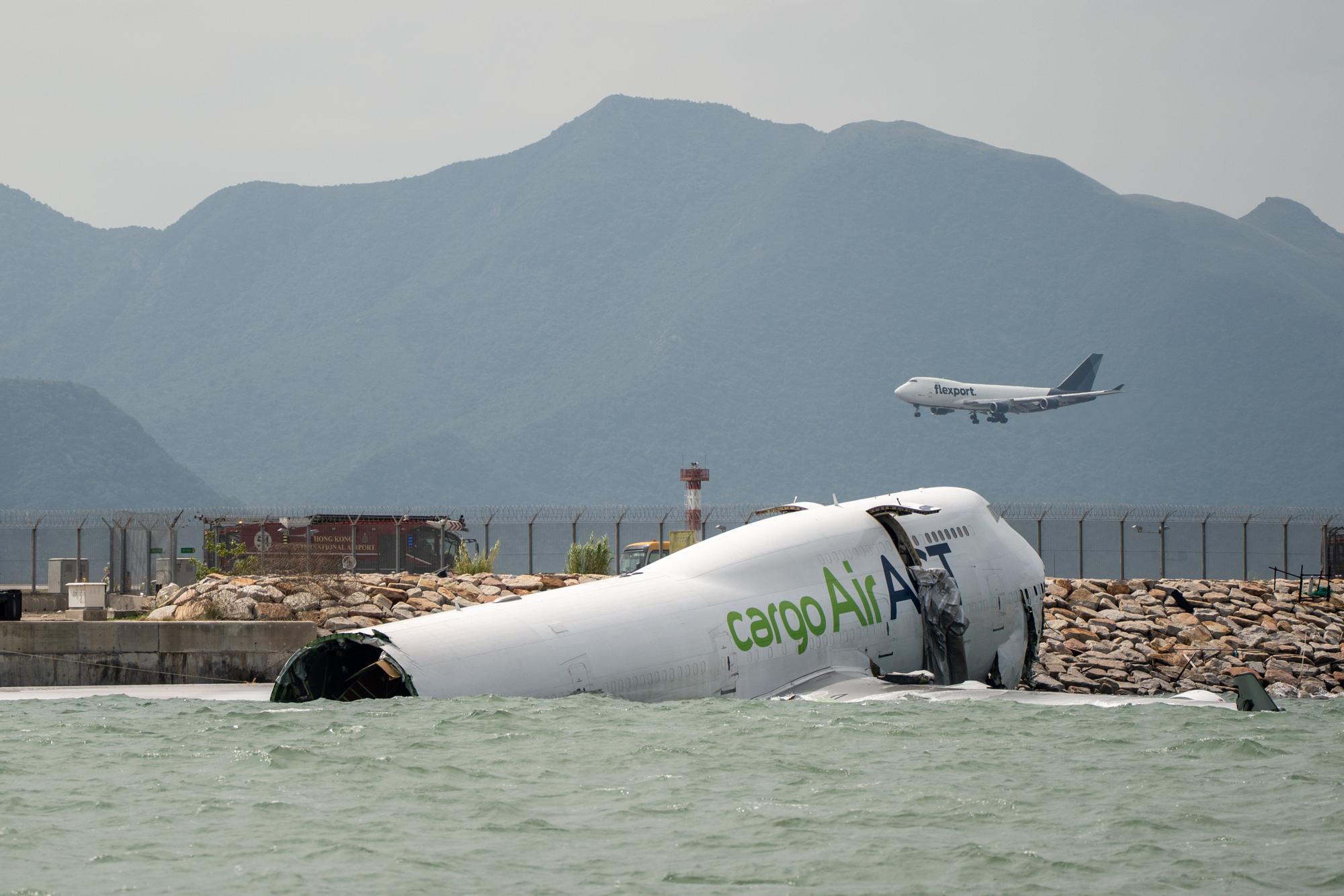 En imágenes: Un Boeing 747-481 de carga pierde el control y cae al mar al aterrizar en Hong Kong