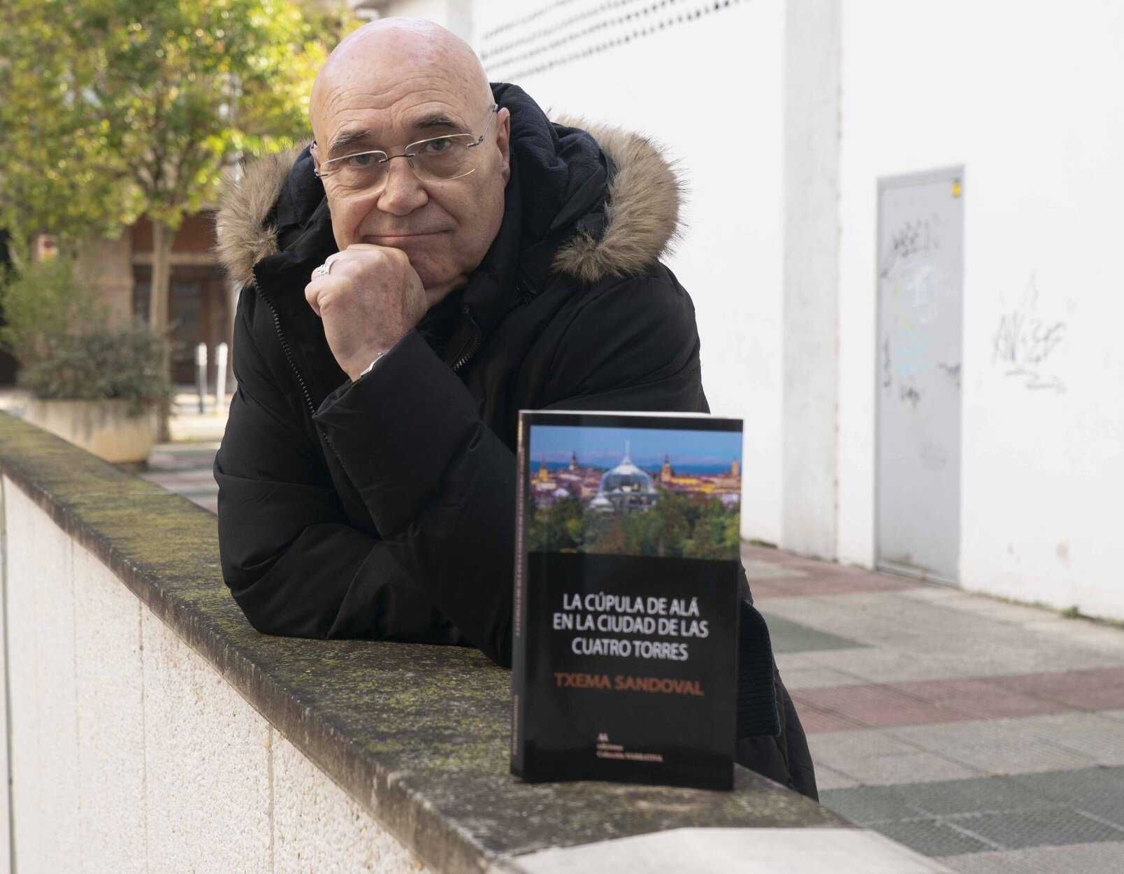 Txema Sandoval con un ejemplar de su nuevo libro