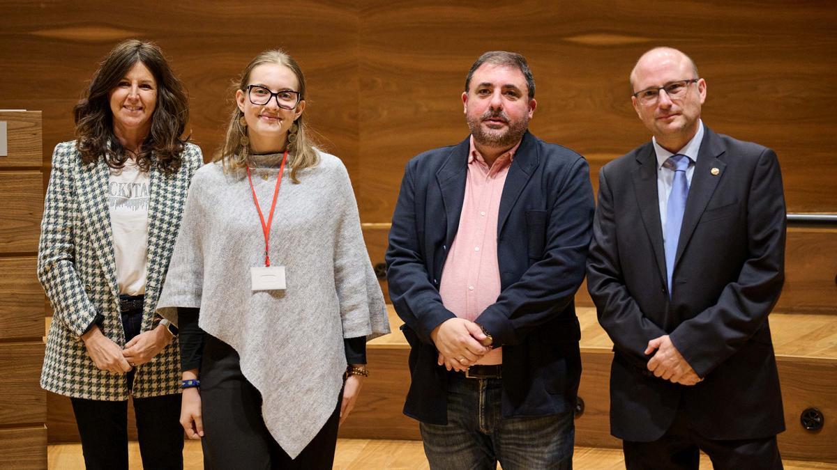 Clara Asensio, alumna del IES Navarro Villoslada, mejor oradora en castellano, con Begoña Pérez Eransus, Unai Hualde y Roldán Jimeno.