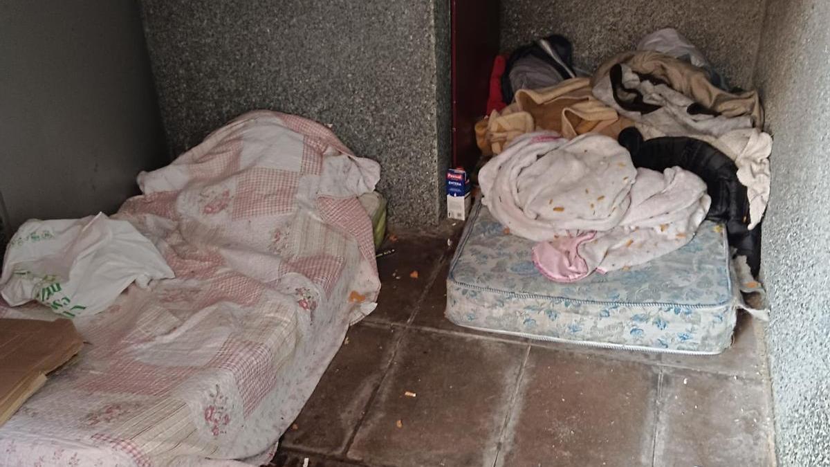 Algunos de los colchones que vecinos se encuentran dentro de los portales