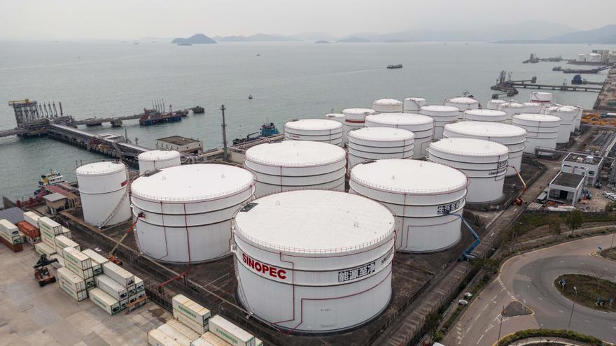 El barril de petróleo vuelve a superar los 100 dólares ante las dudas sobre una posible desescalada