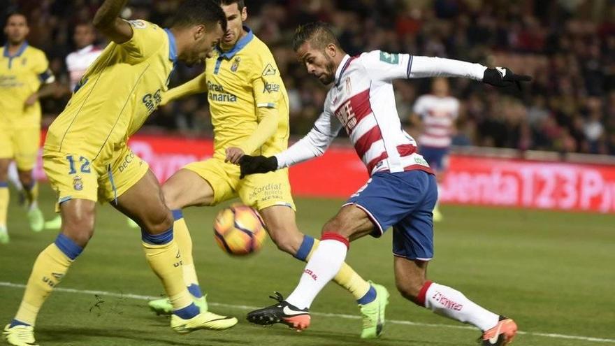 El centrocampista belga del Granada Mehdi Carcela-González (d) y el defensa de Las Palmas Michel Macedo.